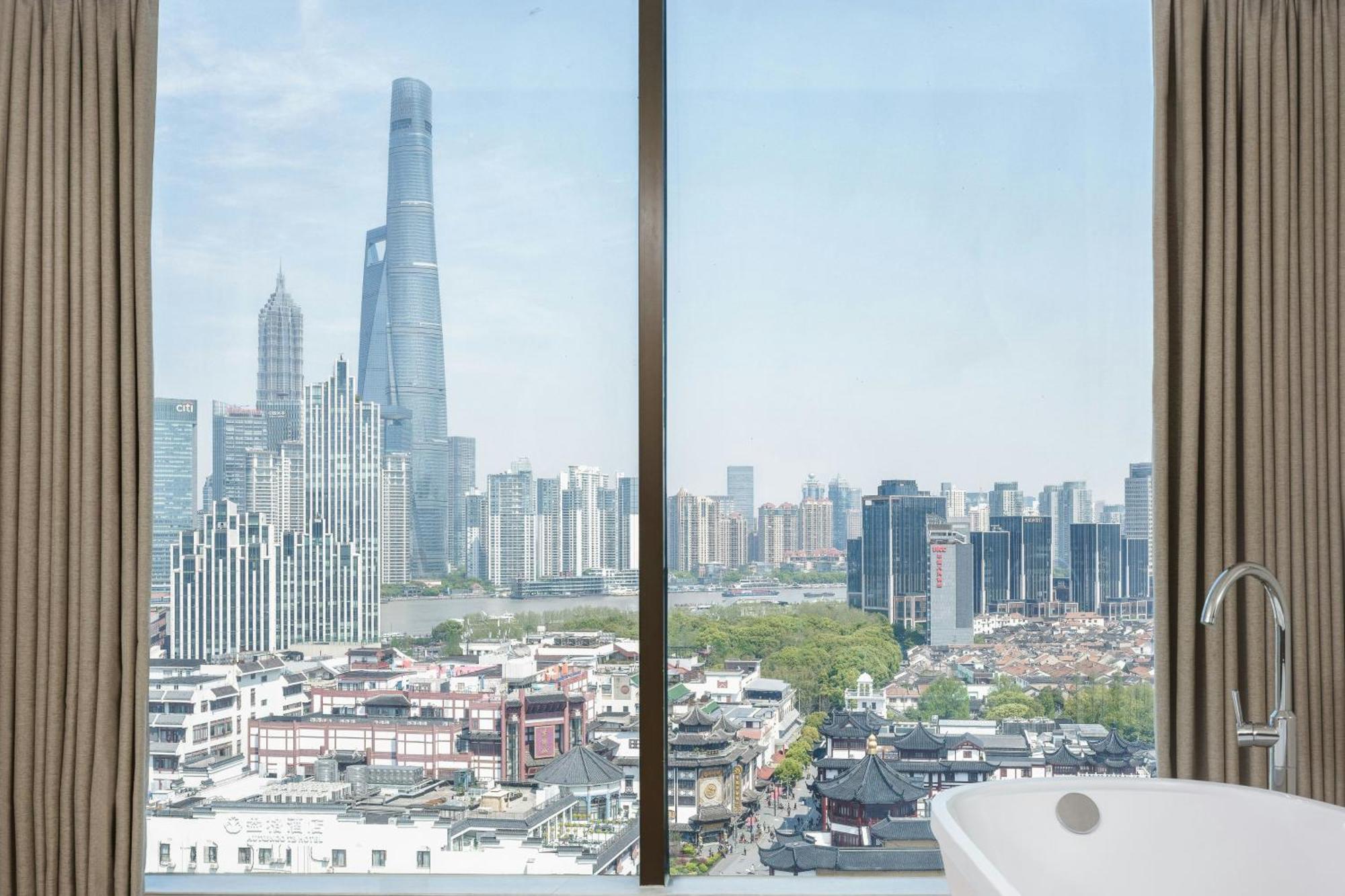 Renaissance Shanghai Yu Garden Hotel On The Bund Exterior foto View of the skyline of Pudong from the hotel